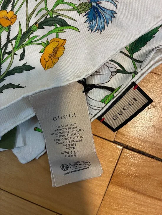 NWT Gucci Scarf Flora Print White/Multicolor Silk Scarf, In Original Box and Bag - Picture 4 of 9